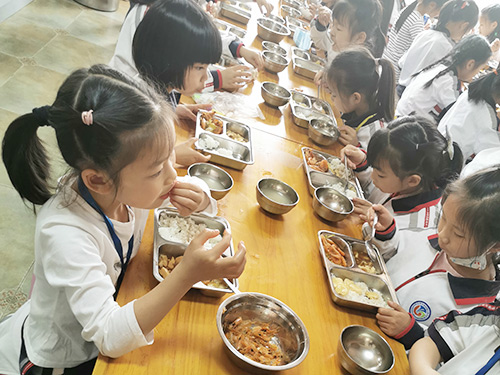学校饭堂用餐